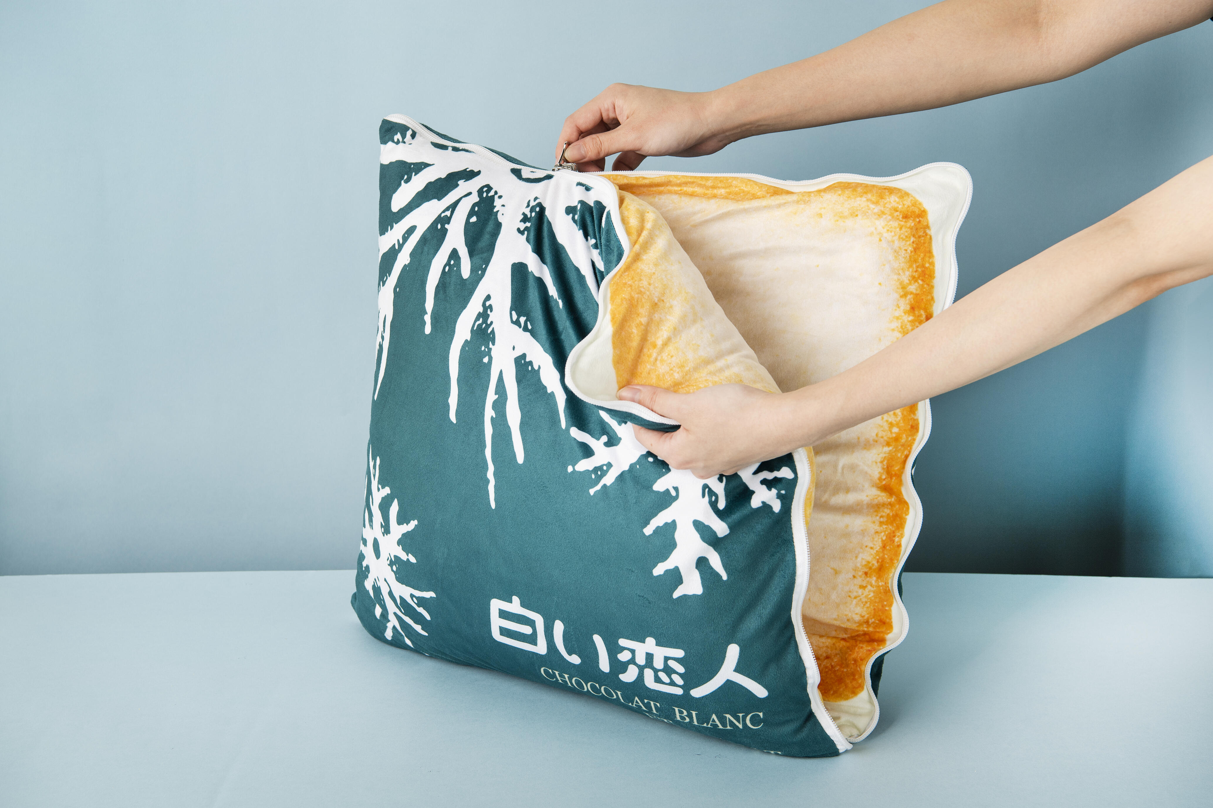 白い恋人リバーシブルクッション